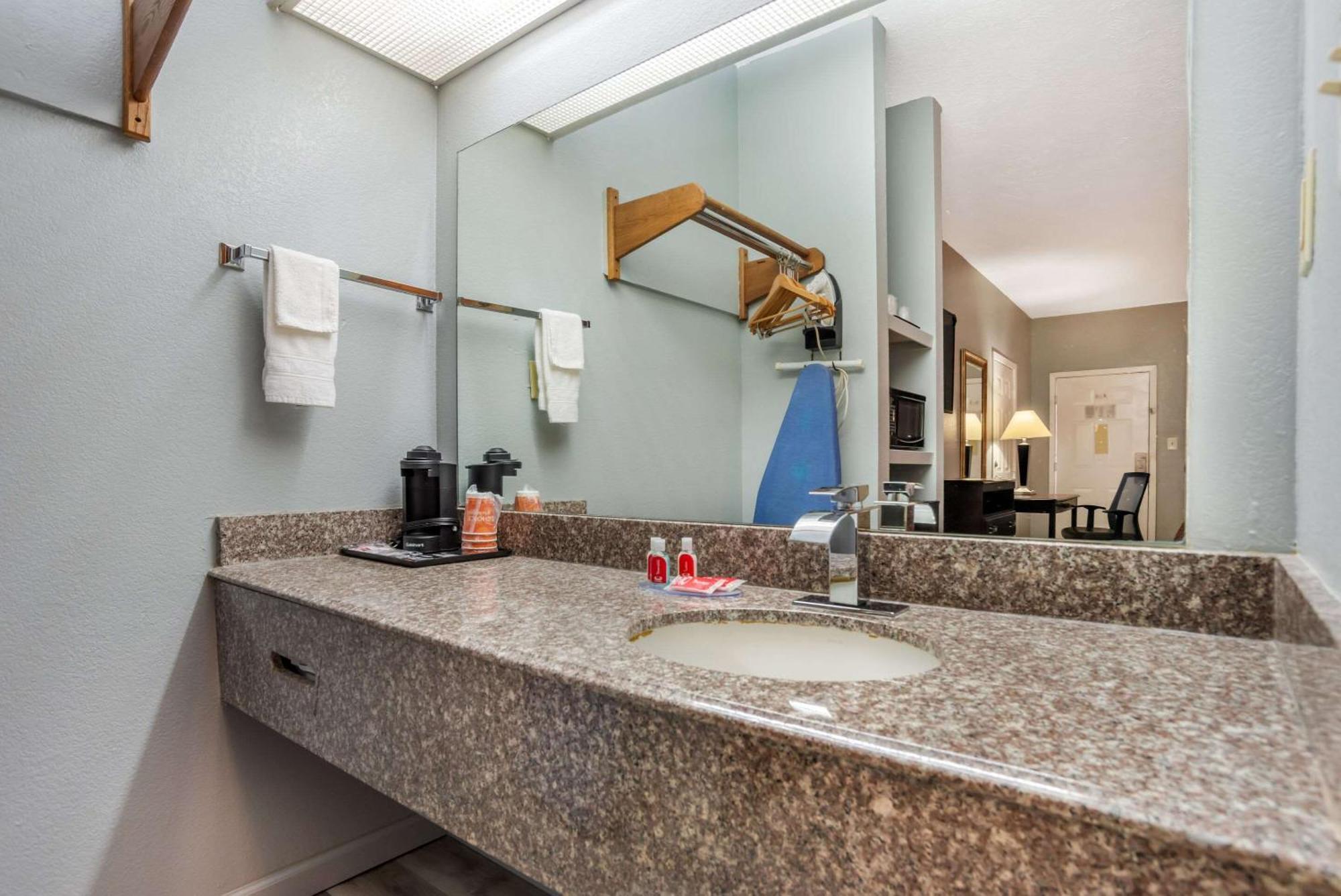 Econo Lodge Inn&Suites Filadelfia Esterno foto